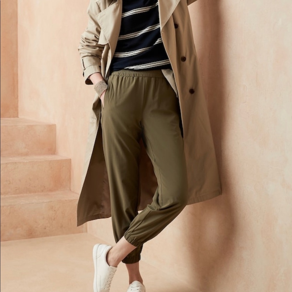 Banana Republic Airstretch Jogger in green size XS, NWT